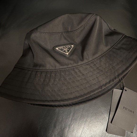 WOMEN'S PRADA BLACK RE-NYLON BUCKET HAT LOGO PLAQUE ONE SIZE UNISEX - Picture 4 of 4